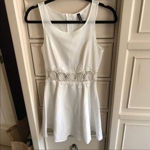 PERFEFT FOR BRIDES! Divided cut out white dress